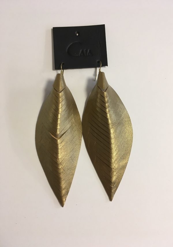 Caia of Sweden Øreringe - Guld L Caia of Sweden Øreringe - Guld L er håndlavede øreringe i blødt læder i en smuk guld-farve